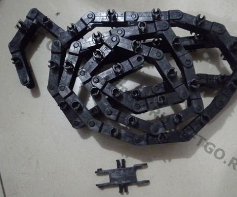 Звено пластиковое цепи торца балюстрады Kone R20 (без роликов)