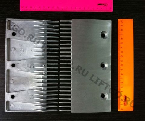 Гребенка эскалатора ThyssenKrupp Velino FT823 9011, три крепежных отверстия, центральная